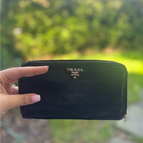 FREE PRADA WALLET GIVEAWAY FOLLOW IG @THEBAGRICULTURE - Picture 1 of 1